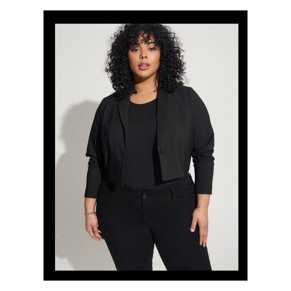 NWT Torrid 4X Studio Refined Deep Black Crepe Cropped Blazer Size 26 - Picture 1 of 7